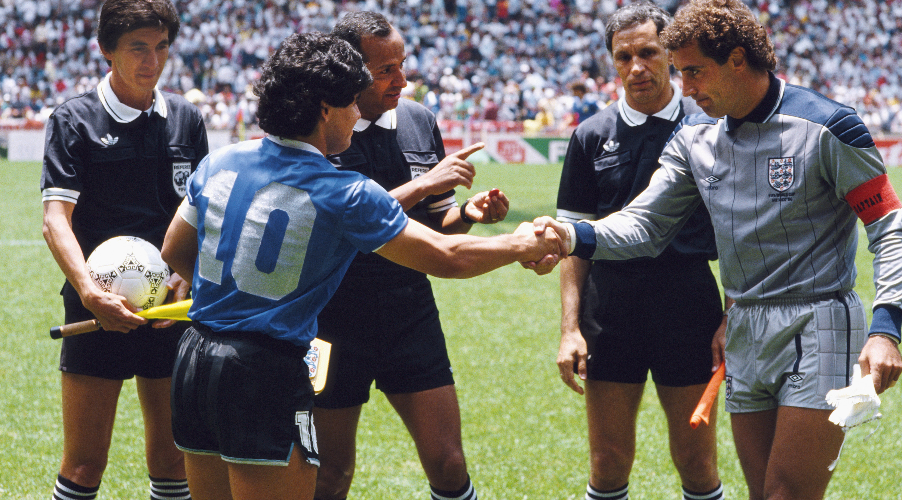 Diego Maradona and Peter Shilton Mexico 1986 En un momento dado